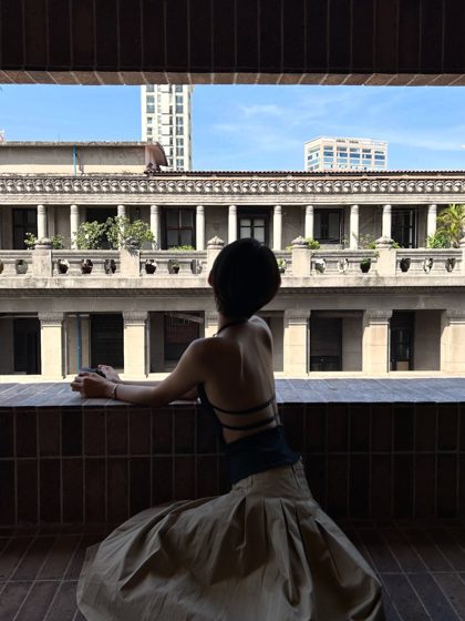 Thảo, The balcony, frame 1 of 5