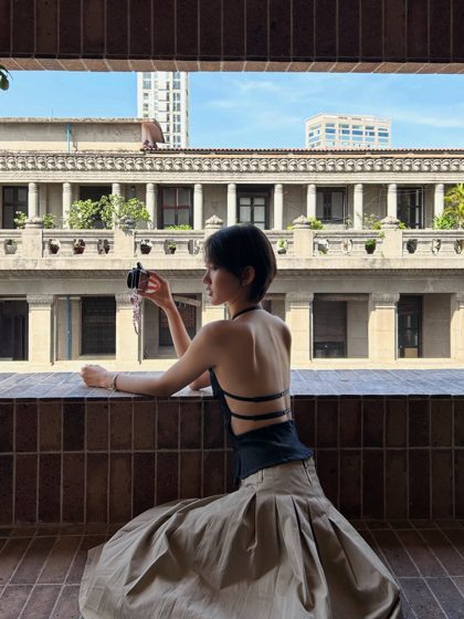 Thảo, The balcony, frame 2 of 5