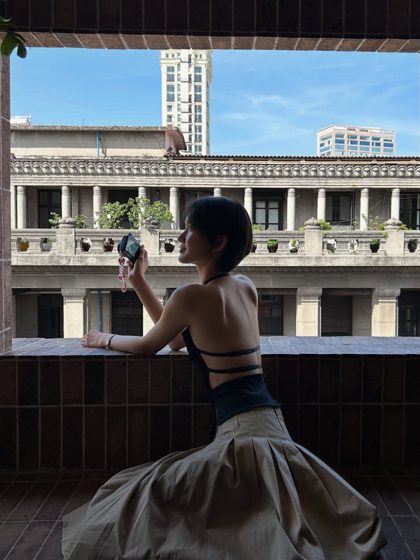 Thảo, The balcony, frame 3 of 5