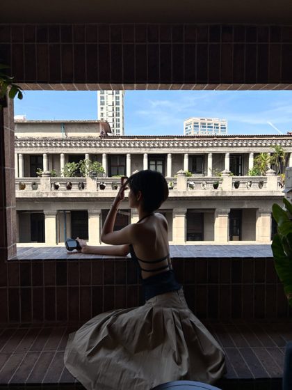 Thảo, The balcony, frame 4 of 5