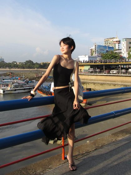 Thảo, The pier, black dress, frame 1 of 7