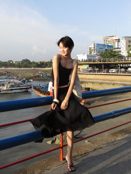 Thảo, The pier, black dress, frame 2 of 7