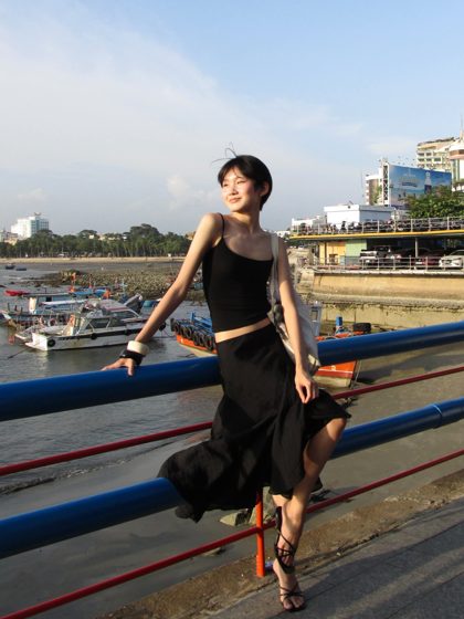Thảo, The pier, black dress, frame 3 of 7