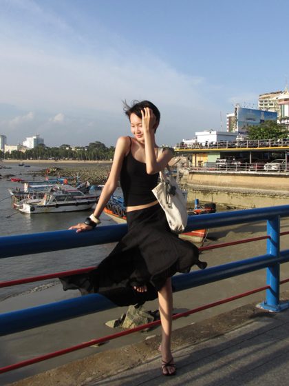 Thảo, The pier, black dress, frame 5 of 7