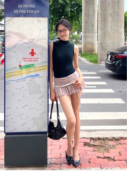 Thảo, An Phu station, frame 1 of 4