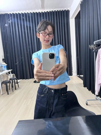 Thảo, Fitting room, frame 1 of 2