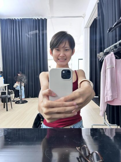 Thảo, Fitting room, frame 2 of 2