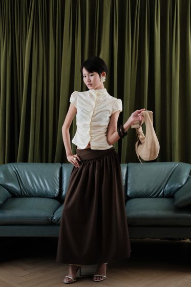 Thảo, Teal sofa, frame 1 of 4