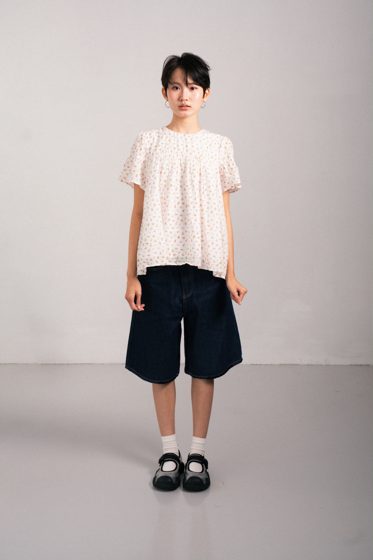 Thảo, Studio, grey seamless, frame 3 of 4